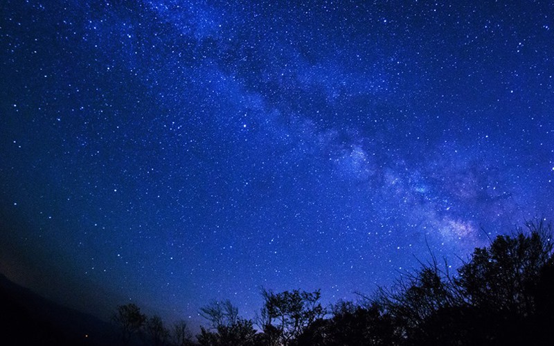 ゴンドラからの夜景と星空を楽しむ「ナイトゴンドラツアー」。満点の星空の下でロマンチックな空中散歩をお楽しみ下さい。（8月の土曜日運行）
