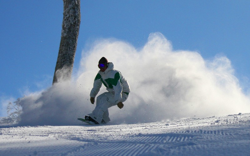 野沢温泉スキー場は12月からGWまで楽しめるスキー場です。極上のパウダースノーをお楽しみください。