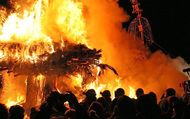 毎年1月15日は日本三大火祭りの野沢温泉道祖神祭りが執り行われます。目の前で繰り広げられる攻防戦は一見の価値ありです。